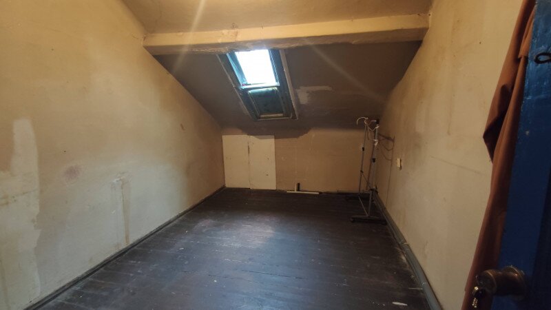 Vasile Lascar, vanzare mansarda la rascruce de drumuri